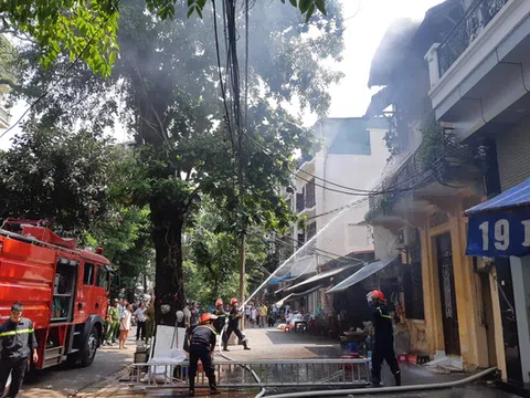 Cháy lớn ở căn biệt thự cổ trên phố Phùng Hưng, 3 cháu nhỏ thoát chết